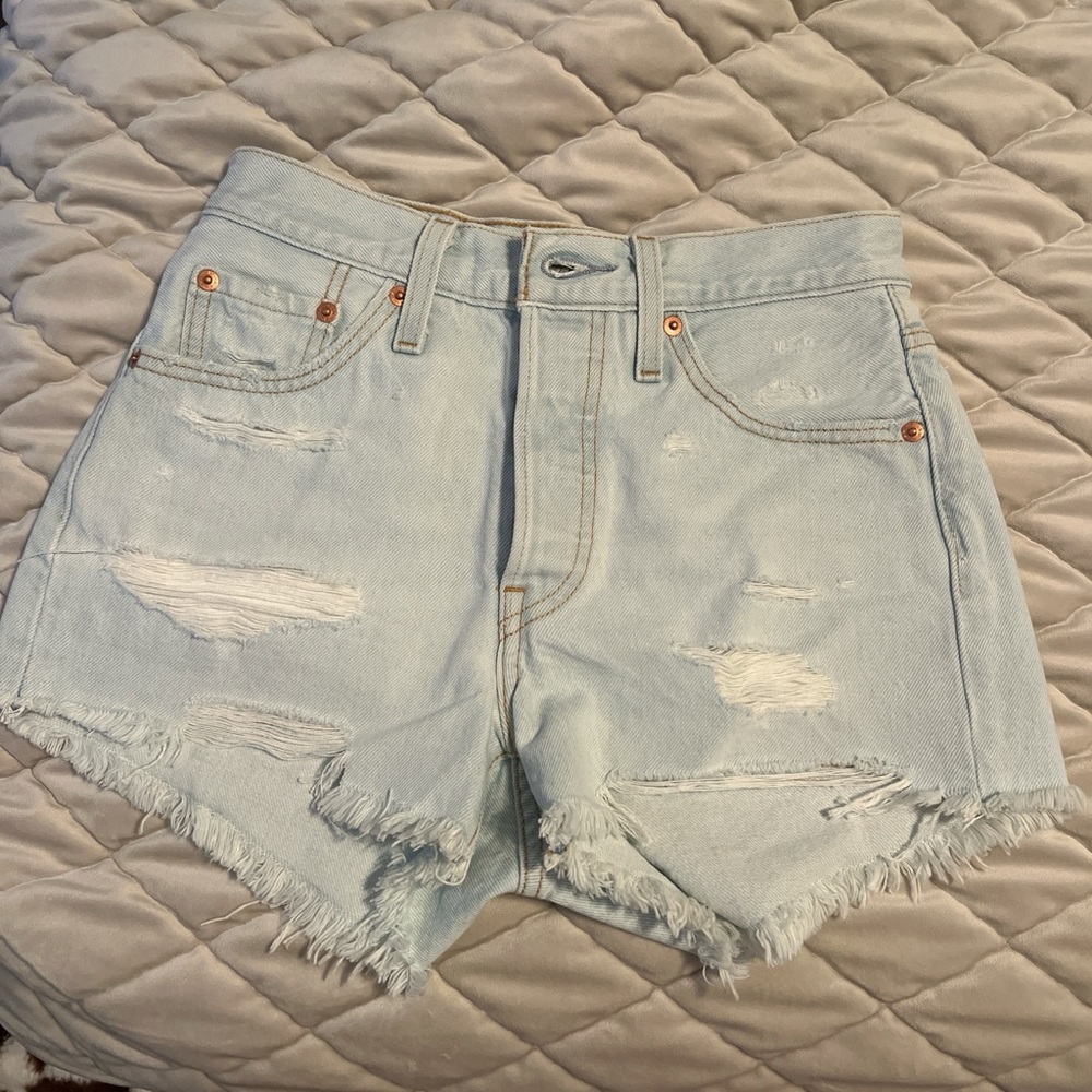 Light Wash Distressed Levi’s 501 Jean Shorts